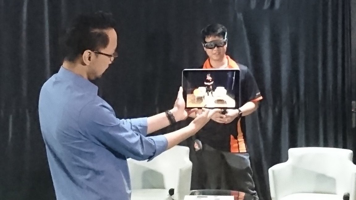 Mixed Reality Presentation